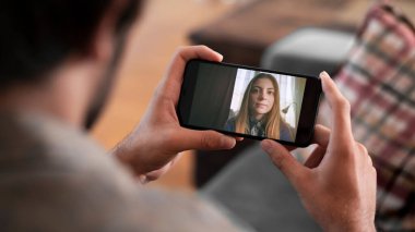 Gençler görüntülü konuşuyor.