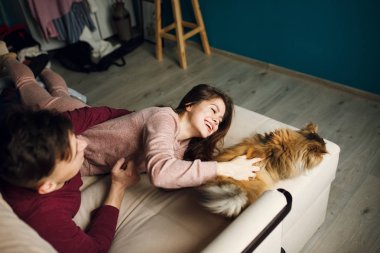 evde bir kedi ile genç bir çift fotoğrafları