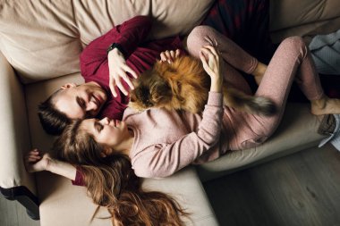 evde bir kedi ile genç bir çift fotoğrafları