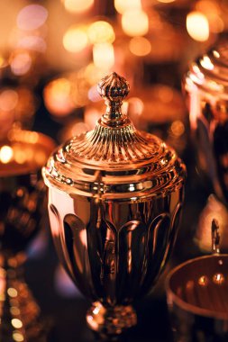 Gold Kupası. Alev alev yanan bardak bir sürü.