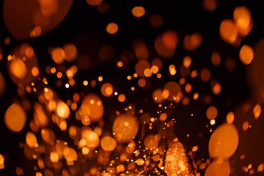 Siyah bir arka planda yangın kıvılcımları.