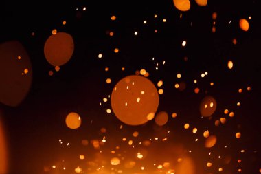 Siyah bir arka planda yangın kıvılcımları.