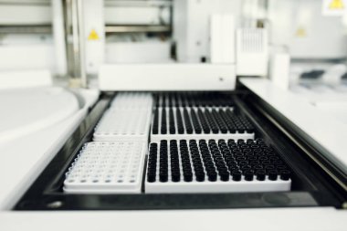  Doktor laboratuvarda bir çalışma yürütüyor..