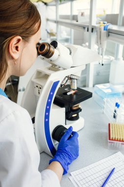  Doktor laboratuvarda bir çalışma yürütüyor..