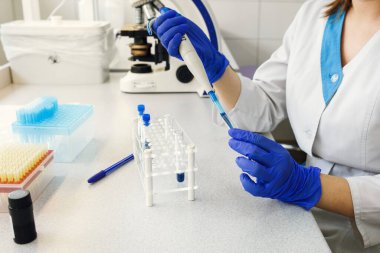  Doktor laboratuvarda bir çalışma yürütüyor..