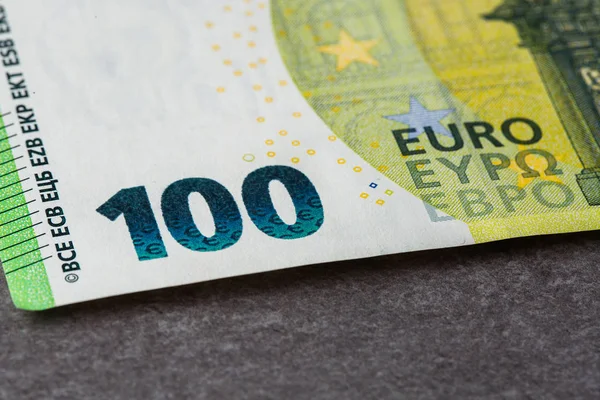 Банкнота в сто евро на сером фоне. Isolated — стоковое фото
