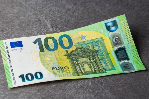 Billete de cien euros sobre fondo gris. Aislado — Foto de Stock