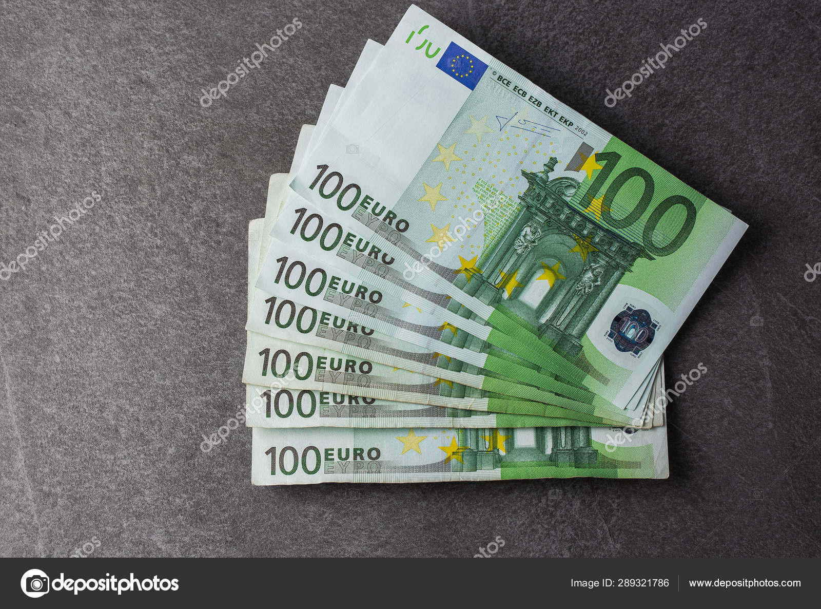 유로 지폐는 문을 닫습니다. 회색으로 표시된 수백 유로짜리 지폐. — 스톡 에디토리얼 사진 © imoniuk #289321786