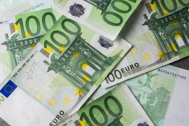 100 avroluk banknotlar. Euro banknotları kapanıyor. Yüzlerce avroluk banknotların çoğu yan yana uzanıyor. Zenginlik ve griye yatırım kavramı