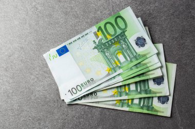 Euro banknotları kapanıyor. Gri üzerine birkaç yüz avroluk banknot.