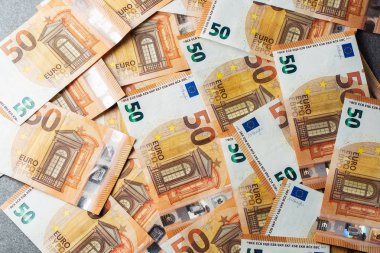 50 avroluk banknotlar grubu. Euro banknotları kapanıyor. Elli avroluk banknotların çoğu yan yana uzanıyor. Zenginlik ve griye yatırım kavramı