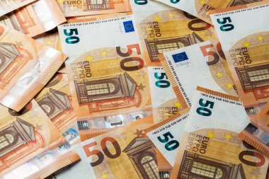 50 avroluk banknotlar grubu. Euro banknotları kapanıyor. Elli avroluk banknotların çoğu yan yana uzanıyor. Zenginlik ve griye yatırım kavramı