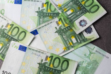 100 avroluk banknotlar. Euro banknotları kapanıyor. Yüzlerce avroluk banknotların çoğu yan yana uzanıyor. Zenginlik ve griye yatırım kavramı