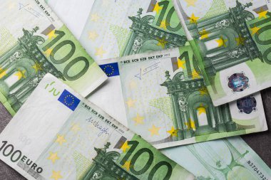 100 avroluk banknotlar. Euro banknotları kapanıyor. Yüzlerce avroluk banknotların çoğu yan yana uzanıyor. Zenginlik ve griye yatırım kavramı