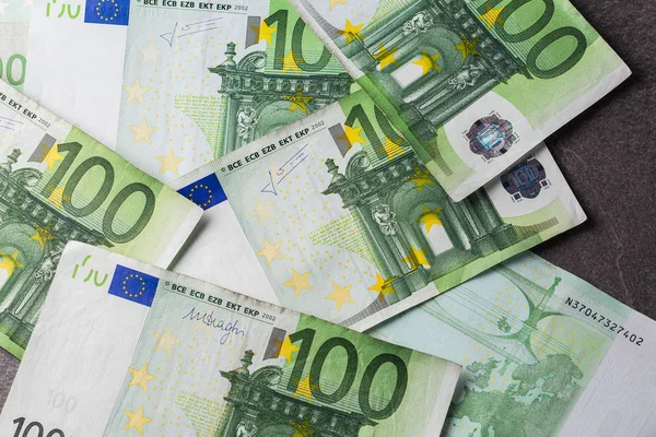 100 avroluk banknotlar. Euro banknotları kapanıyor. Yüzlerce avroluk banknotların çoğu yan yana uzanıyor. Zenginlik ve griye yatırım kavramı