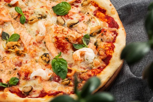 Fruits de mer pizza italienne avec crevettes, calmar, moules, herbes fraîches et mozzarella sur une base croustillante vue de dessus sur fond gris. Photo horizontale . — Photo
