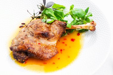 Mango soslu ördek budu, salata ve beyaz tabakta kırmızı biber, yakın plan. Yukarıdan yatay görüş, üst çekim. Beyaz arkaplan.