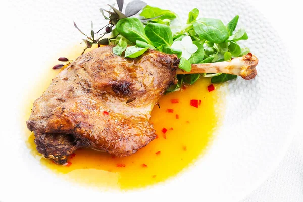 Mango soslu ördek budu, salata ve beyaz tabakta kırmızı biber, yakın plan. Yukarıdan yatay görüş, üst çekim. Beyaz arkaplan.