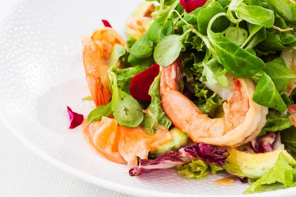 Healthy Salad. Recipe for fresh seafood. Grilled shrimps, prawns, fresh salad lettuce and avocado slices. Healthy Eating. White background. Horizontal photo. — Stock Photo, Image