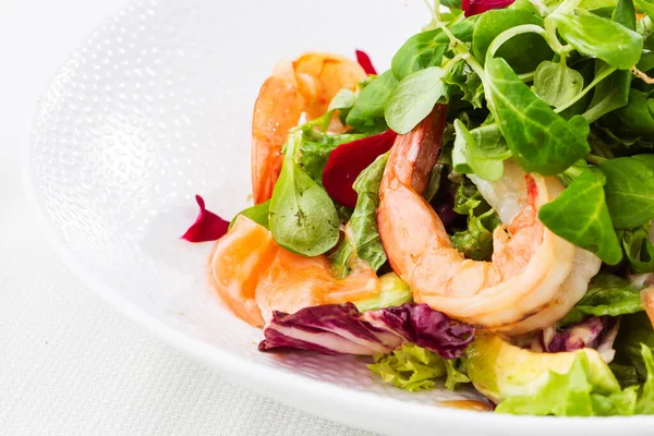 Healthy Salad. Recipe for fresh seafood. Grilled shrimps, prawns, fresh salad lettuce and avocado slices. Healthy Eating. White background. Horizontal photo. — Stock Photo, Image