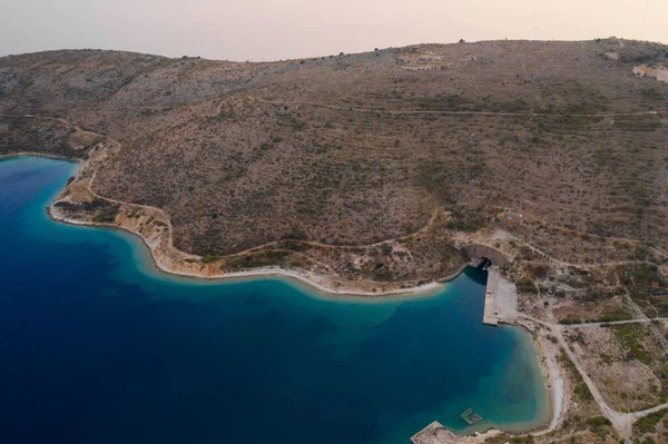 Foto aérea de dron de bahía tropical con montañas y hermoso mar turquesa y zafiro claro. Vista superior de la bahía de Ksamil. Albania. Isla Ksamil. Fotografía horizontal . — Foto de Stock