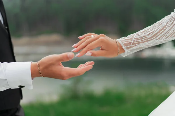 Řekla ano konceptu. Oblečený muž snoubenec ženich ruce stylové platinové bílé zlato návrh zásnuby snubní prsten pro jeho nevěstu. Zavřít, horní pohled, kopírovat textový prostor. — Stock fotografie