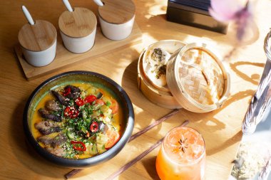 Kaeng Ped Yang rostosu ördek, kırmızı körili, pirinçli. Tayland mutfağı. Restoran, öğle yemeği, akşam yemeği. Yukarıdan bak. siyah taş arkaplan