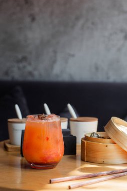Masada bardakta Aperol Spretz kokteyli. Tahta arka planda izole edilmiş İtalyan alkollü kokteyli. Portakal kokteyli. Bar menüsü. Genel görünüm, kopyalama alanı. Kafe menüsü reklamı.