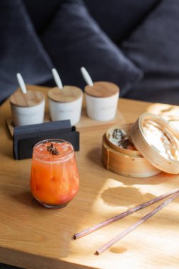 Masada bardakta Aperol Spretz kokteyli. Tahta arka planda izole edilmiş İtalyan alkollü kokteyli. Portakal kokteyli. Bar menüsü. Genel görünüm, kopyalama alanı. Kafe menüsü reklamı.