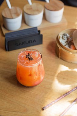 Masada bardakta Aperol Spretz kokteyli. Tahta arka planda izole edilmiş İtalyan alkollü kokteyli. Portakal kokteyli. Bar menüsü. Genel görünüm, kopyalama alanı. Kafe menüsü reklamı.