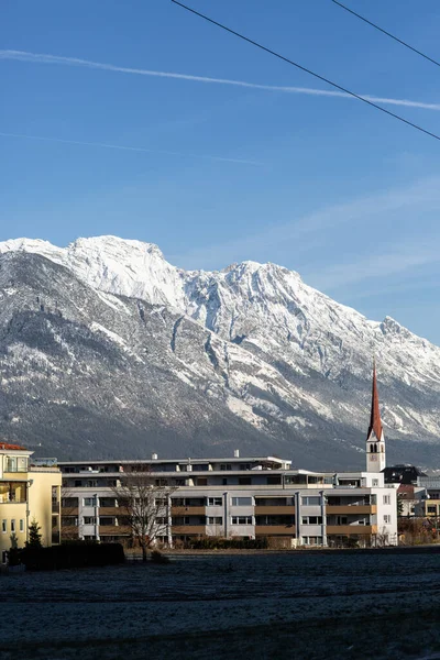 Altas montanhas com neve fresca no dia ensolarado de inverno. Vista aérea superior. Innsbruck ski resort panorama ao pôr-do-sol no inverno, Tirol. Áustria, imagens de drones. Conceito de montanhas . — Fotografia de Stock