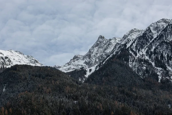 Wysokie góry ze świeżym śniegiem w słoneczny zimowy dzień. Widok z góry. Panorama ośrodka narciarskiego Innsbruck o zachodzie słońca w okresie zimowym, Tyrol. Austria, nagranie dronów. Koncepcja gór. — Zdjęcie stockowe