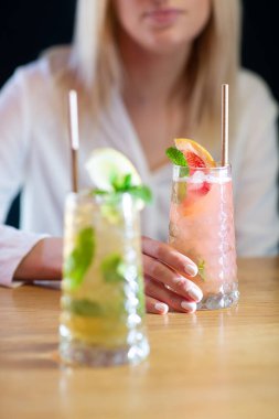 İki bardak çilekli ve limon ve naneli klasik mojito kokteyli, soğuk, ferahlatıcı içecek ya da parlak arka planda buzlu içecek. Genel görünüm, kopyalama alanı. Kafe menüsü reklamı