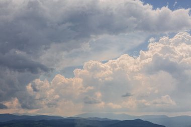 Yazın mavi gökyüzü ve bulutlar, gökyüzü atmosferinin soyut duvar kağıdı arka planı, bulutlu açık ve parlak güzellik alanı doğa, yaz mevsimi ikliminde manzaralı manzara
