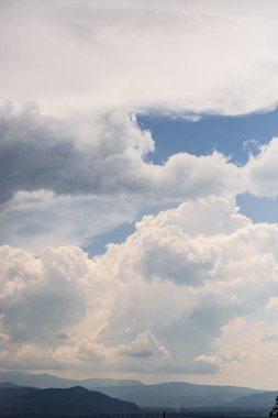 Yazın mavi gökyüzü ve bulutlar, gökyüzü atmosferinin soyut duvar kağıdı arka planı, bulutlu açık ve parlak güzellik alanı doğa, yaz mevsimi ikliminde manzaralı manzara