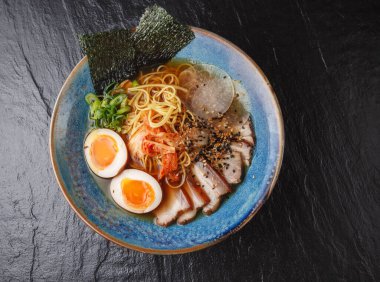 Asya erişte çorbası, domuz etli ramen, tofu, kimchi, sebze ve yumurta. Geçmişi sil. Üst Manzara. Bir kase Asya usulü çorba. Japon mutfağı. Üst Manzara. Pankart. Asya yemekleri