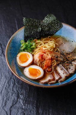 Asya erişte çorbası, domuz etli ramen, tofu, kimchi, sebze ve yumurta. Geçmişi sil. Üst Manzara. Bir kase Asya usulü çorba. Japon mutfağı. Üst Manzara. Pankart. Asya yemekleri