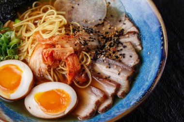 Asya erişte çorbası, domuz etli ramen, tofu, kimchi, sebze ve yumurta. Geçmişi sil. Üst Manzara. Bir kase Asya usulü çorba. Japon mutfağı. Üst Manzara. Pankart. Asya yemekleri