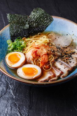 Asya erişte çorbası, domuz etli ramen, tofu, kimchi, sebze ve yumurta. Geçmişi sil. Üst Manzara. Bir kase Asya usulü çorba. Japon mutfağı. Üst Manzara. Pankart. Asya yemekleri