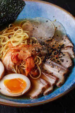 Asya erişte çorbası, domuz etli ramen, tofu, kimchi, sebze ve yumurta. Geçmişi sil. Üst Manzara. Bir kase Asya usulü çorba. Japon mutfağı. Üst Manzara. Pankart. Asya yemekleri