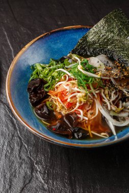 Asya usulü vejetaryen erişte çorbası, tofu, kimchi, sebze ve mantarlı erişte çorbası. Geçmişi sil. Üst Manzara. Bir kase Asya usulü çorba. Japon mutfağı. Üst Manzara. Pankart. Asya yemekleri