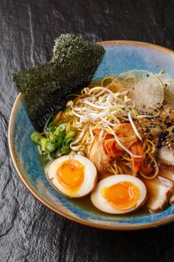Asya erişte çorbası, domuz etli ramen, tofu, kimchi, sebze ve yumurta. Geçmişi sil. Üst Manzara. Bir kase Asya usulü çorba. Japon mutfağı. Üst Manzara. Pankart. Asya yemekleri