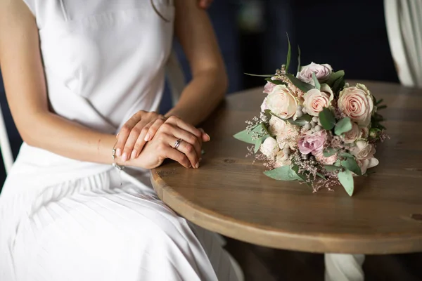 Imagen perfecta con espacio de copia para revistas de bodas y sitios web, bohemio, moda, florista. Copia el espacio. Pareja sentada, abrazando y mostrando anillos cerca del ramo de bodas . —  Fotos de Stock