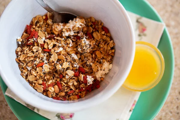 Fondo de alimentos saludables con granola de avena casera o muesli con queso cottage en un tazón blanco y miel para un desayuno saludable por la mañana, vista superior, espacio para copiar. Desayuno y concepto saludable . — Foto de Stock