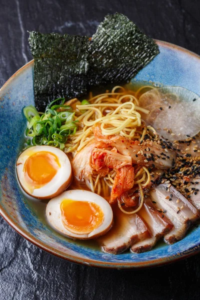 Asya erişte çorbası, domuz etli ramen, tofu, kimchi, sebze ve yumurta. Geçmişi sil. Üst Manzara. Bir kase Asya usulü çorba. Japon mutfağı. Üst Manzara. Pankart. Asya yemekleri