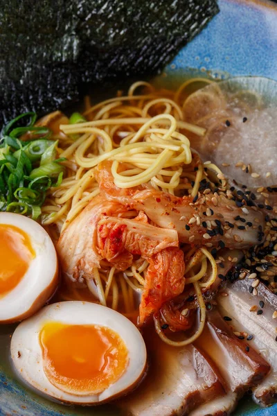 Asya erişte çorbası, domuz etli ramen, tofu, kimchi, sebze ve yumurta. Geçmişi sil. Üst Manzara. Bir kase Asya usulü çorba. Japon mutfağı. Üst Manzara. Pankart. Asya yemekleri — Stok fotoğraf