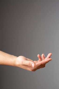Kırpma yolu ile gri arkaplanda izole hareket. Kurtuluşa uzanan ellere yardım ediyorum. Boş El, kutuyu, akıllı telefonu ya da gri arka planda izole edilmiş bir şeyi tutarken gösteriyor..