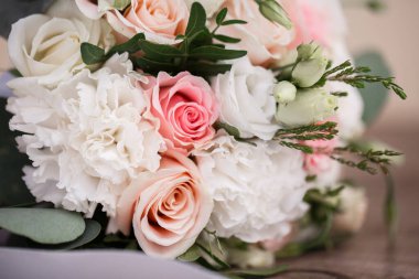 Düğün dergileri, web siteleri, bohem ve çiçekçiler için mükemmel bir görüntü. Boşluğu kopyala. Düğün ve çiçek konsepti. Gelin aksesuarları. Evlilik ve evli çiftler için detaylar