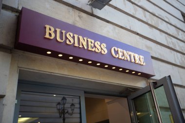 SOFIA BULGARIA 12 Ağustos: Serdika metro istasyonundan eski Bulgar parlamentosunun görüntüsü. Sofya 'da 12 Ağustos 2019' da Bulgaristan pencereden bakıyor. İş merkezi