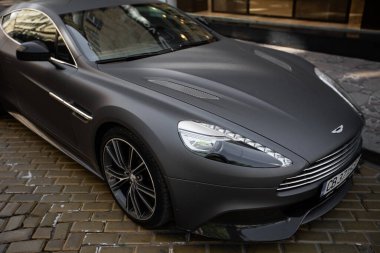 SOFIA BULGARIA 12 Ağustos 2019: Siyah Matte Aston Martin 'in sokak fotoğrafı. Aston Martin Vantage, İngiliz üretici Aston Martin 'in lüks el yapımı spor arabaları serisidir..